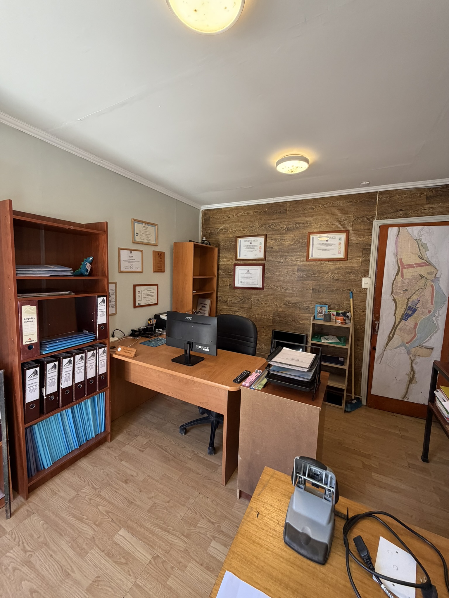 Oficina técnica presencial de Consultora Espacio Habitacional SpA en Ovalle, con escritorio, equipo y documentos